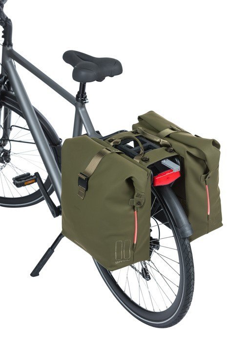 Sakwa podwójna BASIL SOHO DOUBLE PANNIER BAG NORDLICHT MIK, MIK System (ready to go) 41L, 100% wodoodporna moss green oświetleni