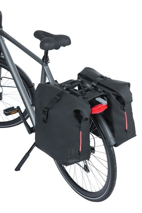 Sakwa podwójna BASIL SOHO DOUBLE PANNIER BAG NORDLICHT MIK, MIK System (ready to go) 41L 100% wodoodporna night black oświetleni