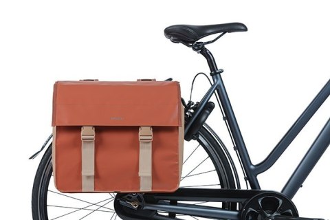 Sakwa miejska podwójna BASIL URBAN LOAD DOUBLE PANNIER BAG 48-53L, Universal Bridge System, 100% wodoodporna, terra red/rose (NE