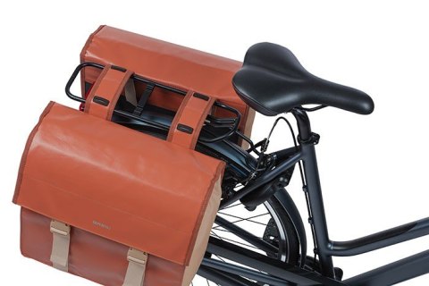 Sakwa miejska podwójna BASIL URBAN LOAD DOUBLE PANNIER BAG 48-53L, Universal Bridge System, 100% wodoodporna, terra red/rose (NE