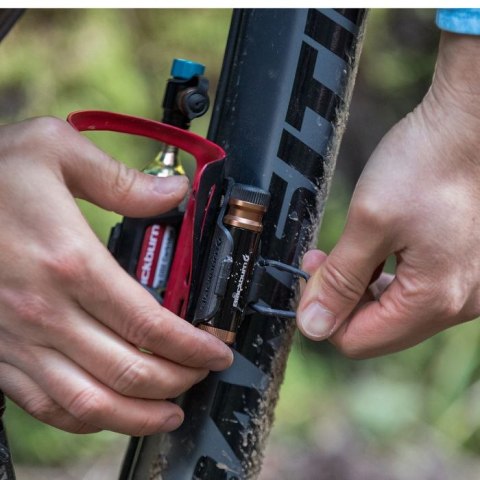 Zestaw naprawczy + pompka ręczna CO2 BLACKBURN PRO PLUGGER CO2 TIRE REPAIR KIT czarny (NEW)