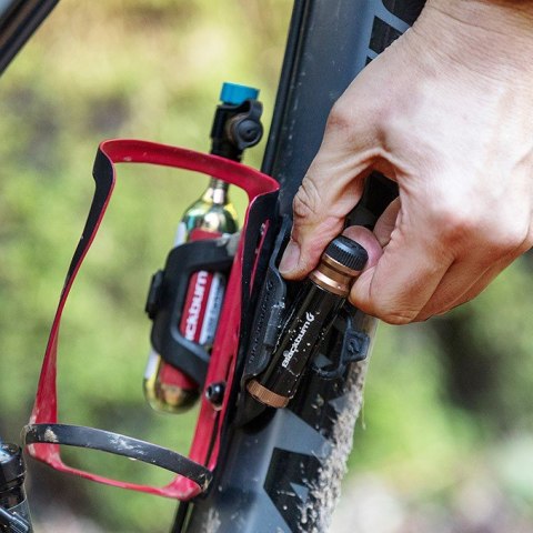 Zestaw naprawczy + pompka ręczna CO2 BLACKBURN PRO PLUGGER CO2 TIRE REPAIR KIT czarny (NEW)