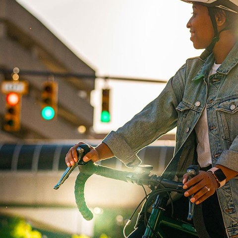 Lampka przednia BLACKBURN DAYBLAZER 550 FRONT USB-C, 550 lumenów czarna (NEW)