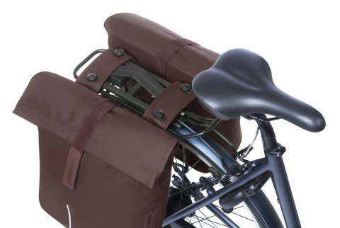 Sakwa miejska podwójna BASIL CITY DOUBLE PANNIER BAG MIK 28-32L, MIK System (ready to go), roasted brown (NEW 2025) Sakwa miejska podwójna BASIL CITY DOUBLE PANNIER BAG MIK 28-32L, MIK System (ready to go), roasted brown (NEW 2025)