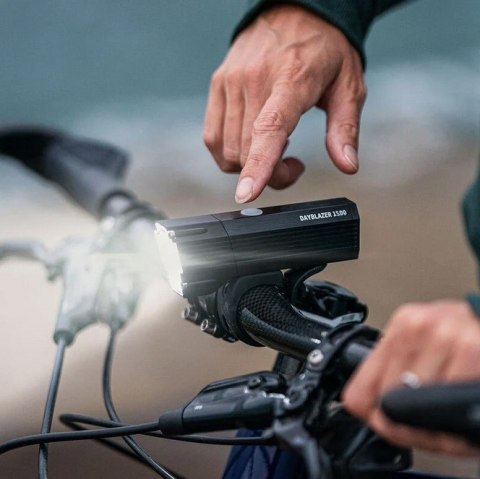 Lampka przednia BLACKBURN DAYBLAZER 1500 lumenów (NEW 2025)