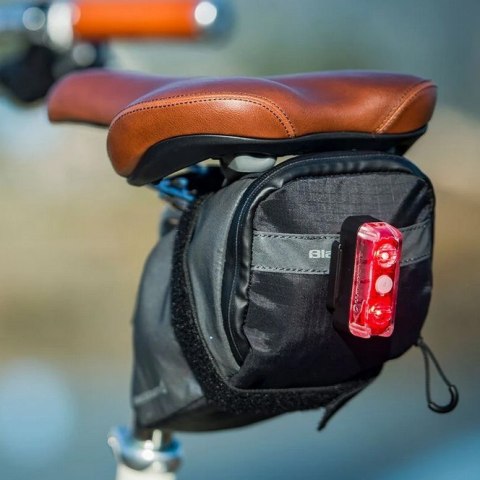 Lampka tylna BLACKBURN DAYBLAZER 65 REAR, 65 lumenów USB czarna (NEW 2025)
