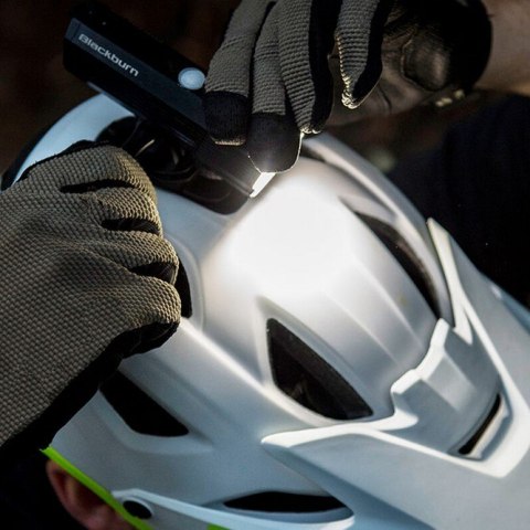 Zestaw lampki BLACKBURN DAYBLAZER przód 1000 lumenów, tył 65 lumenów (NEW 2025)